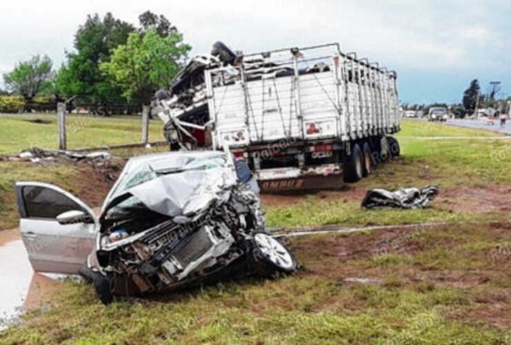 Destrozado. El automóvil se estrelló frontalmente contra el camión.