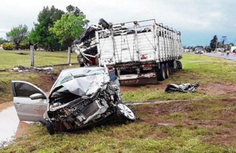 Destrozado. El automóvil se estrelló frontalmente contra el camión.