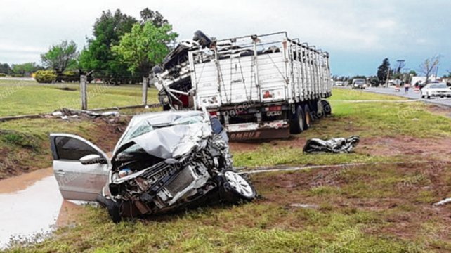 Destrozado. El autom&oacute;vil se estrell&oacute; frontalmente contra el cami&oacute;n.