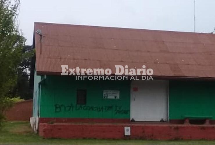 Imagen de Pintaron con aerosol el frente de Jóvenes Abuelos