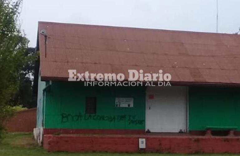 Imagen de Pintaron con aerosol el frente de J&oacute;venes Abuelos