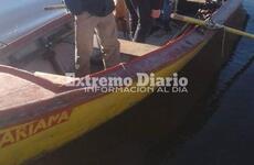 Es una canoa de color mayormente amarillo con el nombre de Ariana