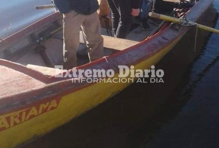 Es una canoa de color mayormente amarillo con el nombre de Ariana