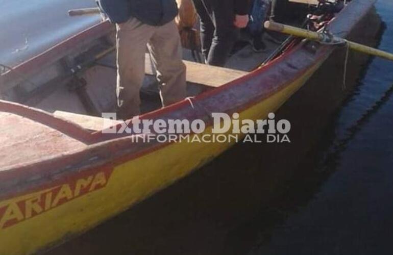 Es una canoa de color mayormente amarillo con el nombre de Ariana