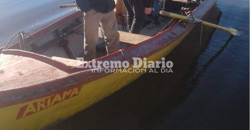 Es una canoa de color mayormente amarillo con el nombre de Ariana