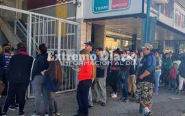 Imagen de Bono de 5000 pesos: Mucha gente esperando para cobrar