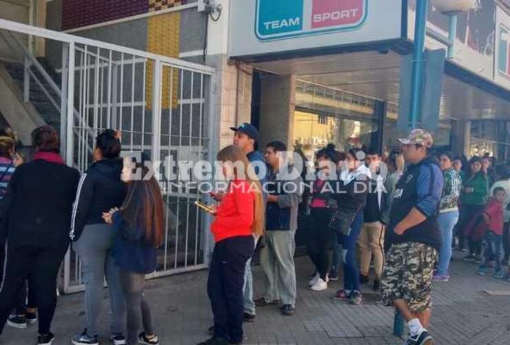 Imagen de Bono de 5000 pesos: Mucha gente esperando para cobrar