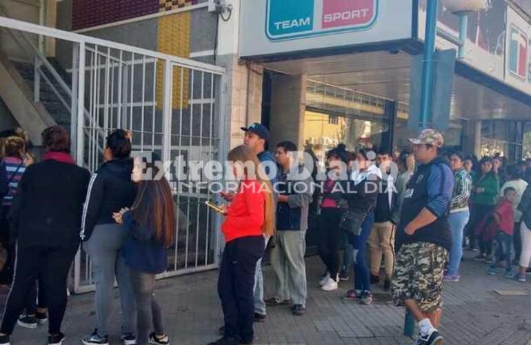 Imagen de Bono de 5000 pesos: Mucha gente esperando para cobrar