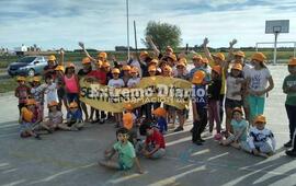 Ni&ntilde;os y familias colmaron el play&oacute;n deportivo de barrio Palermo.