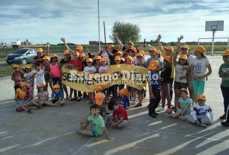 Niños y familias colmaron el playón deportivo de barrio Palermo.