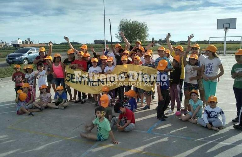 Niños y familias colmaron el playón deportivo de barrio Palermo.