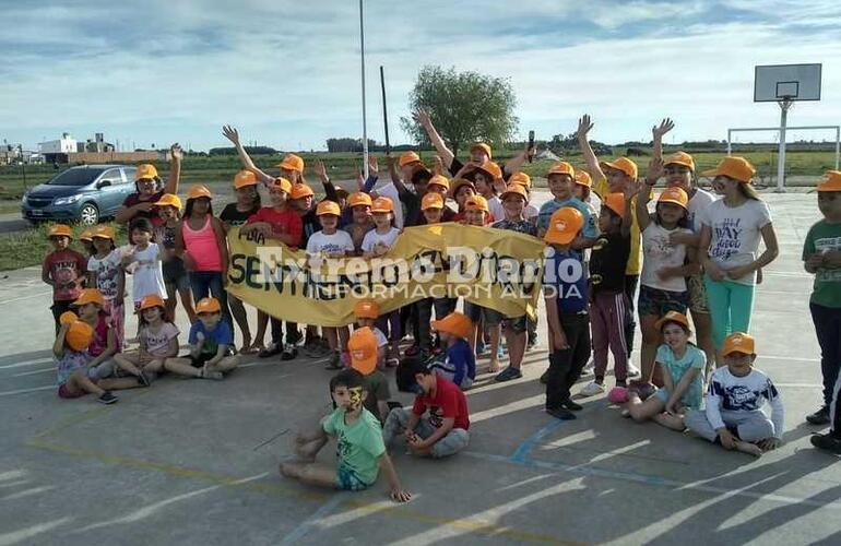 Ni&ntilde;os y familias colmaron el play&oacute;n deportivo de barrio Palermo.