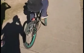Hace muy poquito que est&aacute; aprendiendo a andar en bicicleta