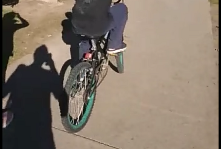 Hace muy poquito que está aprendiendo a andar en bicicleta