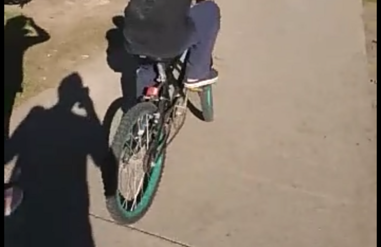 Hace muy poquito que está aprendiendo a andar en bicicleta