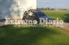 Imagen de Impactante: automóvil se estrelló contra la pared del cementerio