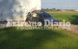 Imagen de Impactante: autom&oacute;vil se estrell&oacute; contra la pared del cementerio