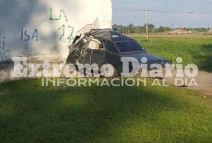 Imagen de Impactante: automóvil se estrelló contra la pared del cementerio