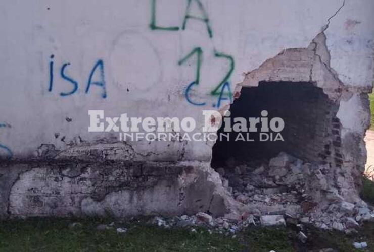 Imagen de Así quedó la estructura del cementerio tras el violento impacto