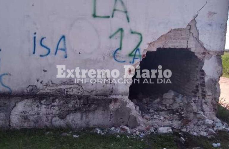 Imagen de Así quedó la estructura del cementerio tras el violento impacto