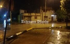 Imagen de Se cay&oacute; un sem&aacute;foro en calle Rivadavia