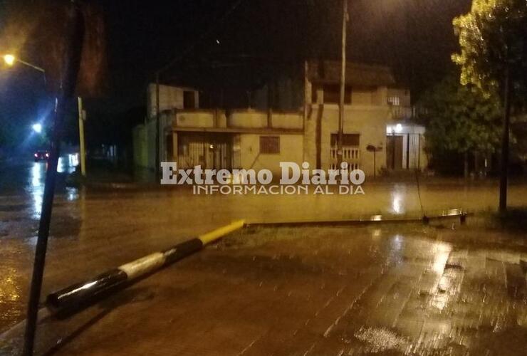 Imagen de Se cayó un semáforo en calle Rivadavia