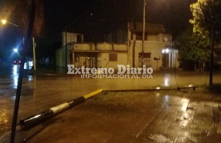 Imagen de Se cayó un semáforo en calle Rivadavia