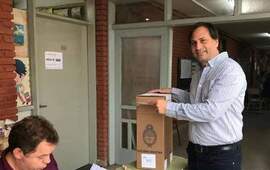 El Presidente Comunal efectu&oacute; su voto en la escuela primaria apoyando a la f&oacute;rmula vencedora.