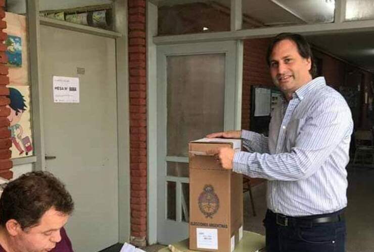 El Presidente Comunal efectuó su voto en la escuela primaria apoyando a la fórmula vencedora.