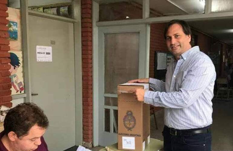 El Presidente Comunal efectuó su voto en la escuela primaria apoyando a la fórmula vencedora.