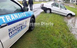 Imagen de Auto se despist&oacute; y result&oacute; en la zanja