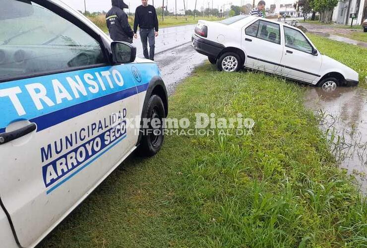 Imagen de Auto se despistó y resultó en la zanja