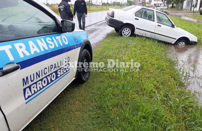 Imagen de Auto se despistó y resultó en la zanja