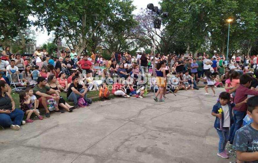 Al aire libre. El evento fue en el anfiteatro y cont&oacute; con amplia participaci&oacute;n.