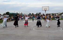 Fue con un desfile y espect&aacute;culos folcl&oacute;ricos en el playon deportivo de barrio Palermo.