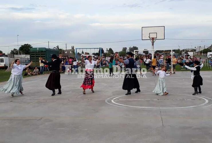 Fue con un desfile y espectáculos folclóricos en el playon deportivo de barrio Palermo.