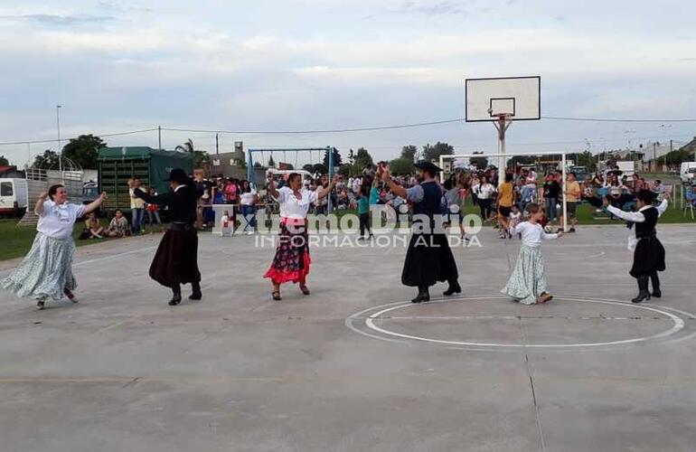 Fue con un desfile y espectáculos folclóricos en el playon deportivo de barrio Palermo.