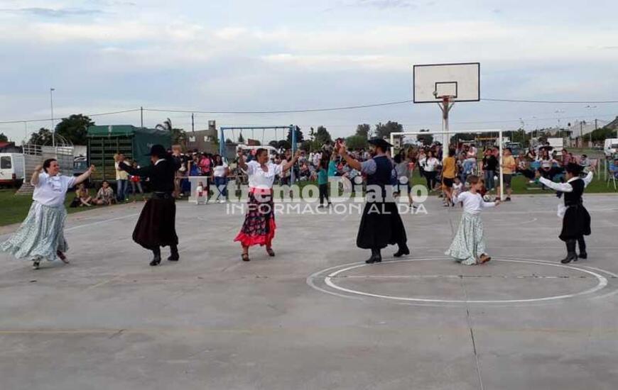 Fue con un desfile y espect&aacute;culos folcl&oacute;ricos en el playon deportivo de barrio Palermo.