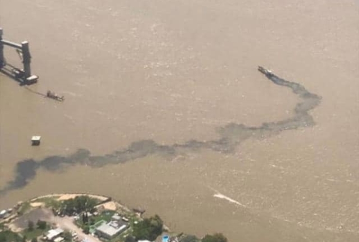 Una de las fotografías publicada en la página de facebook: EL PARANÁ NO SE TOCA!