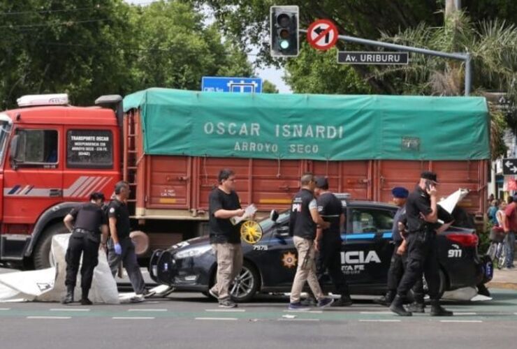 El camión cargado con papas arrolló a la mujer de 79 años. Foto: Alan Monzón/Rosario3