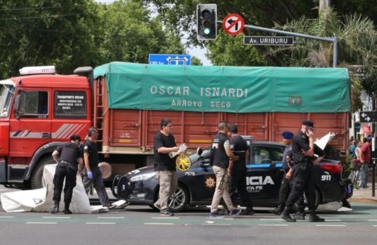 El camión cargado con papas arrolló a la mujer de 79 años. Foto: Alan Monzón/Rosario3