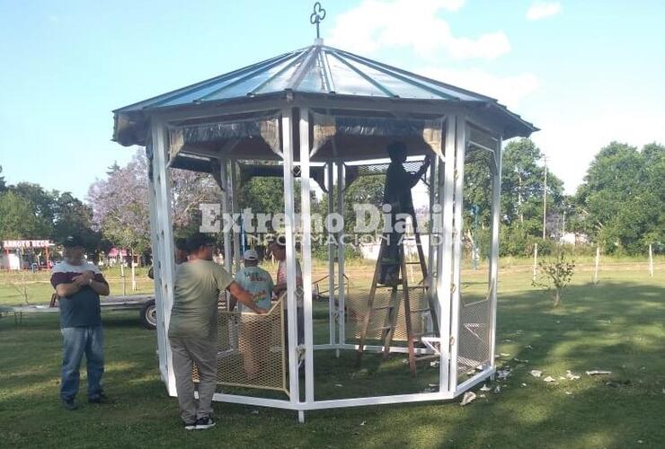 Manos a la obra. Traslado y colocación de la pérgola en este espacio verde.