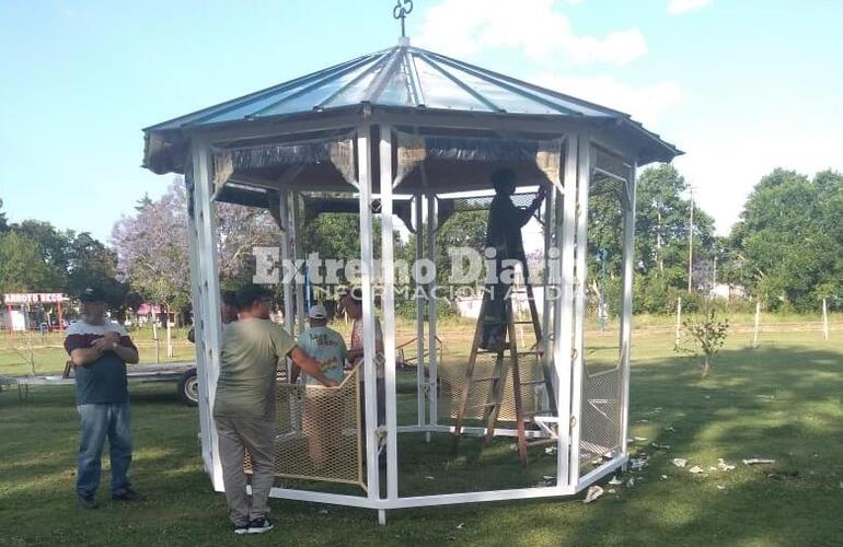 Manos a la obra. Traslado y colocación de la pérgola en este espacio verde.