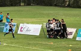 El plantel  festeja el gol de la ventaja del "Ogro" Sabedra.