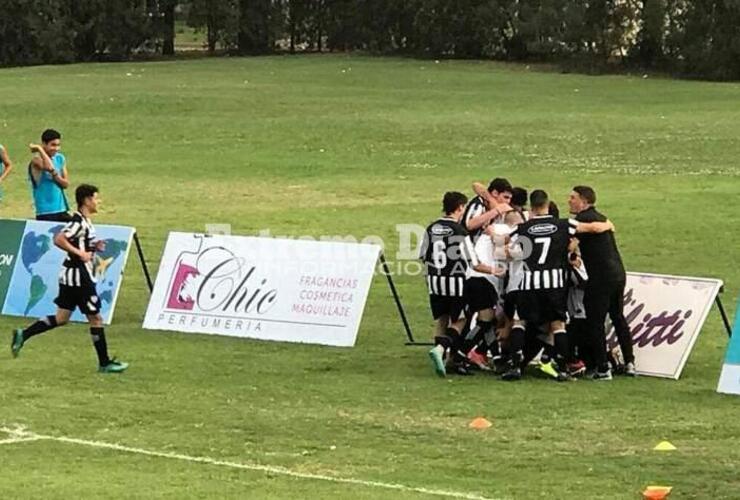 El plantel  festeja el gol de la ventaja del "Ogro" Sabedra.