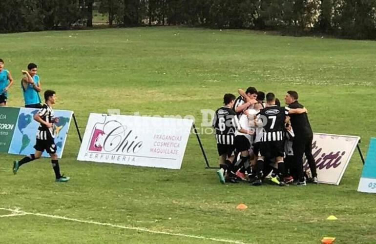 El plantel  festeja el gol de la ventaja del "Ogro" Sabedra.