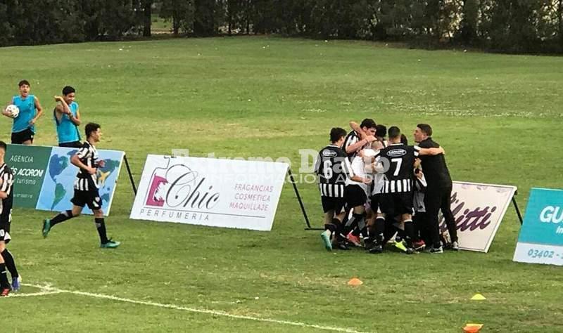 El plantel  festeja el gol de la ventaja del "Ogro" Sabedra.