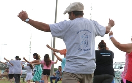 Participaron bailando m&aacute;s de 120 personas. Foto: Municipalidad