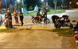 Esta noche. Varios agentes municipales y polic&iacute;a durante los controles.