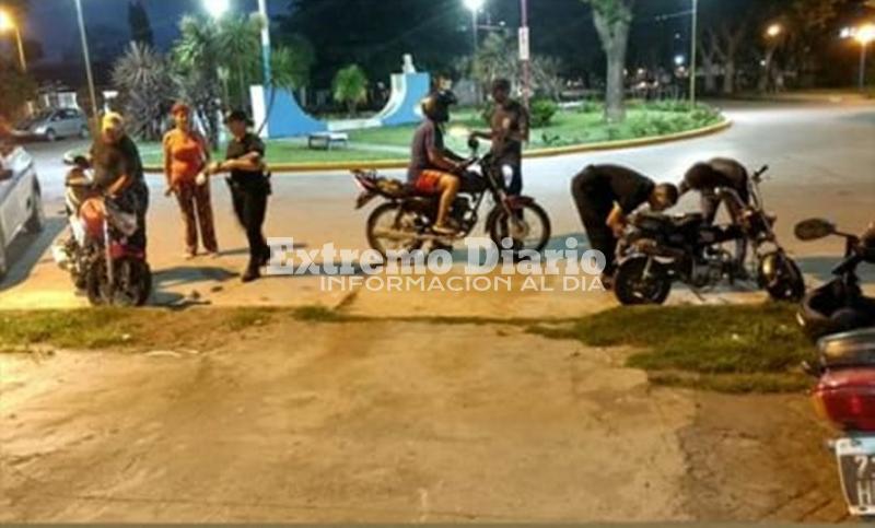 Esta noche. Varios agentes municipales y polic&iacute;a durante los controles.